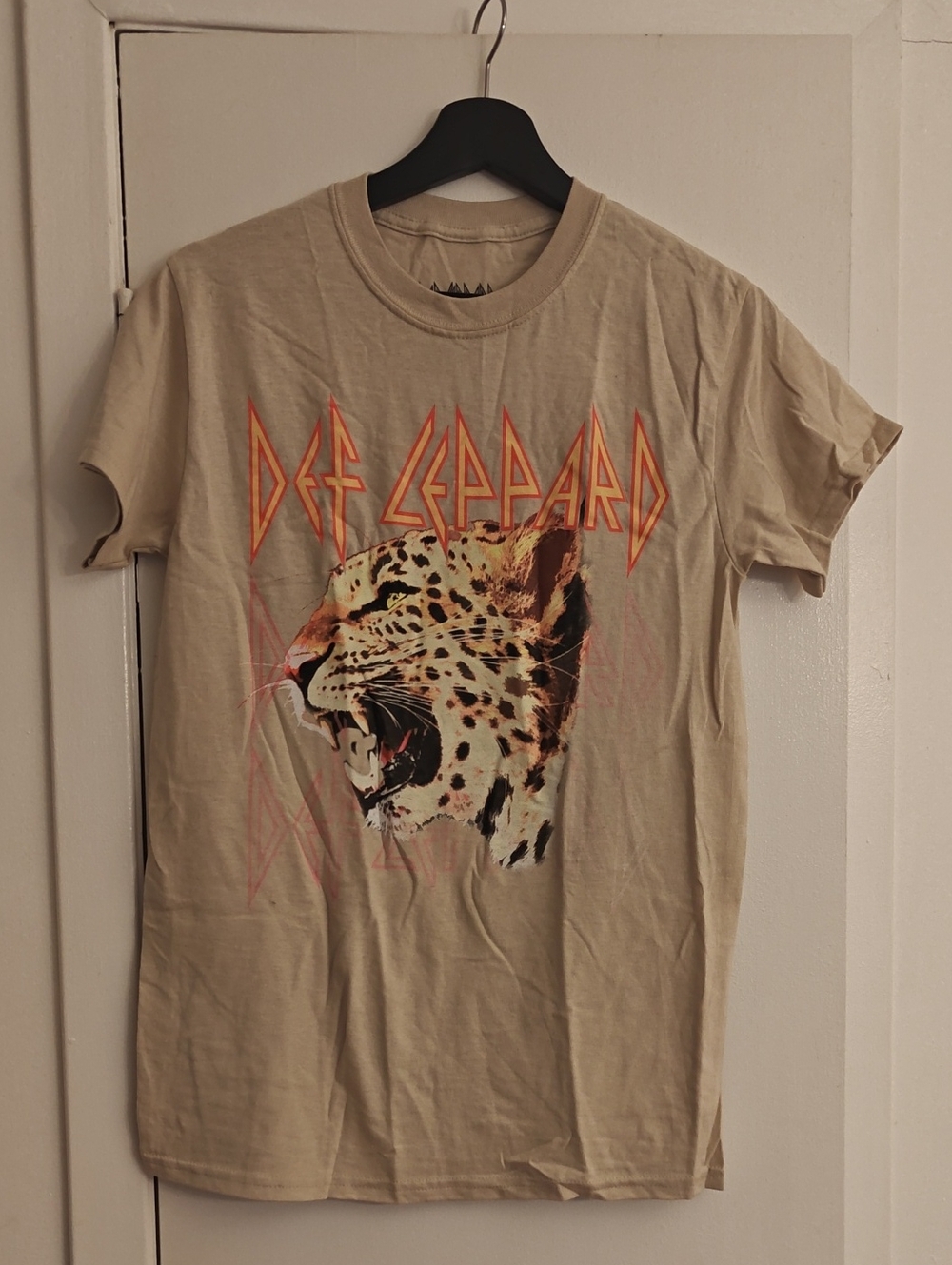 Def Leppard Beige Graphic Short Sleeve Tee